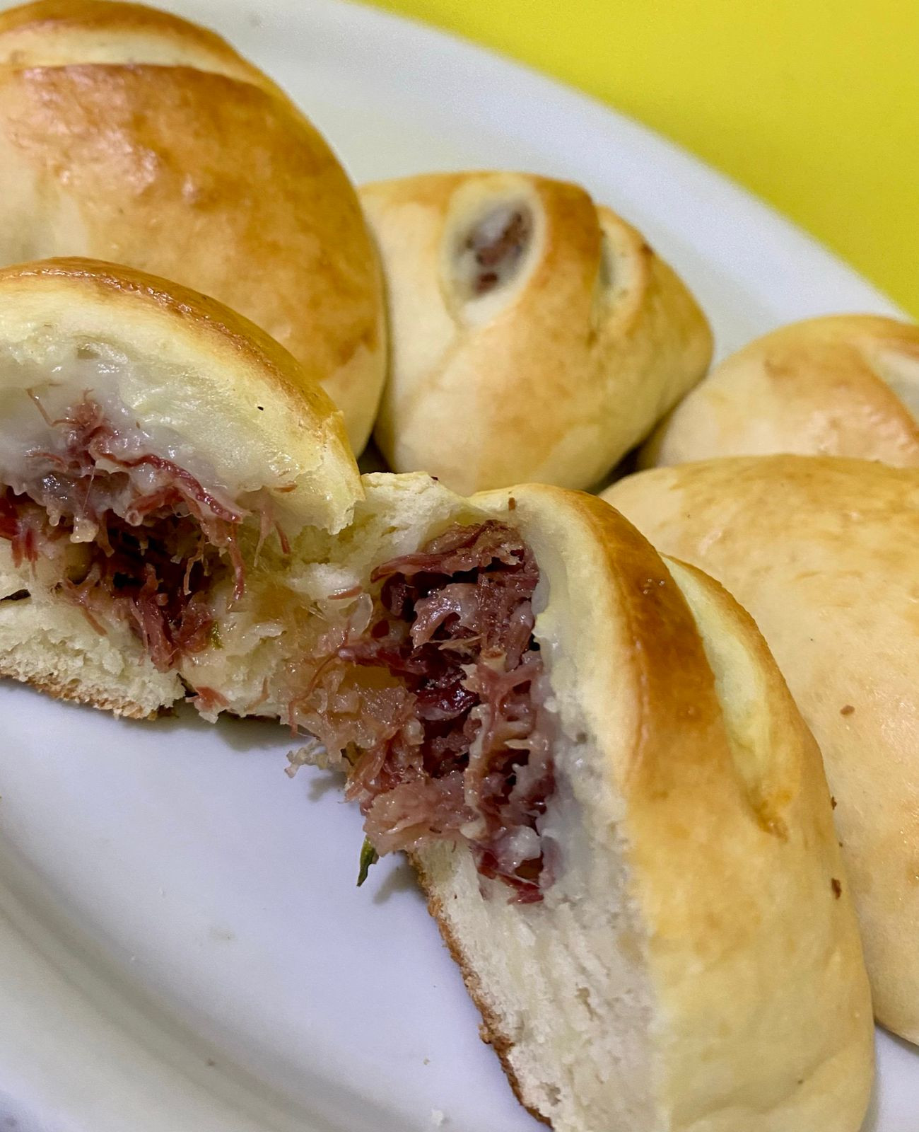 ESFIHA CARNE SECA COM CATUPIRY