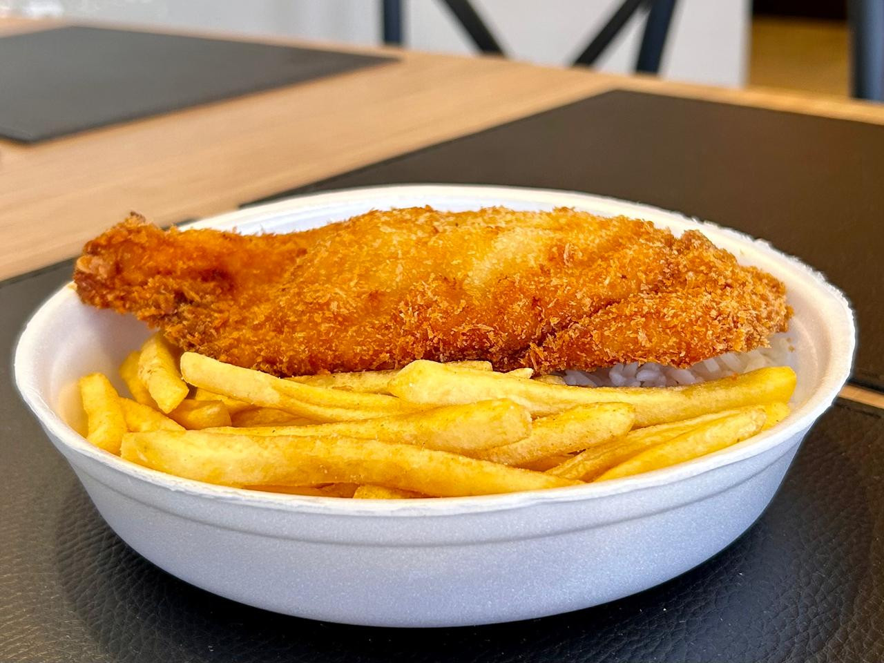 FILÉ DE FRANGO Á MILANESA COM FRITAS - Ideal para uma pessoa