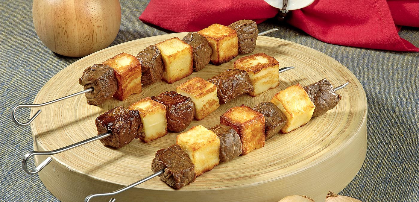 ESPETINHO DE CARNE COM QUEIJO