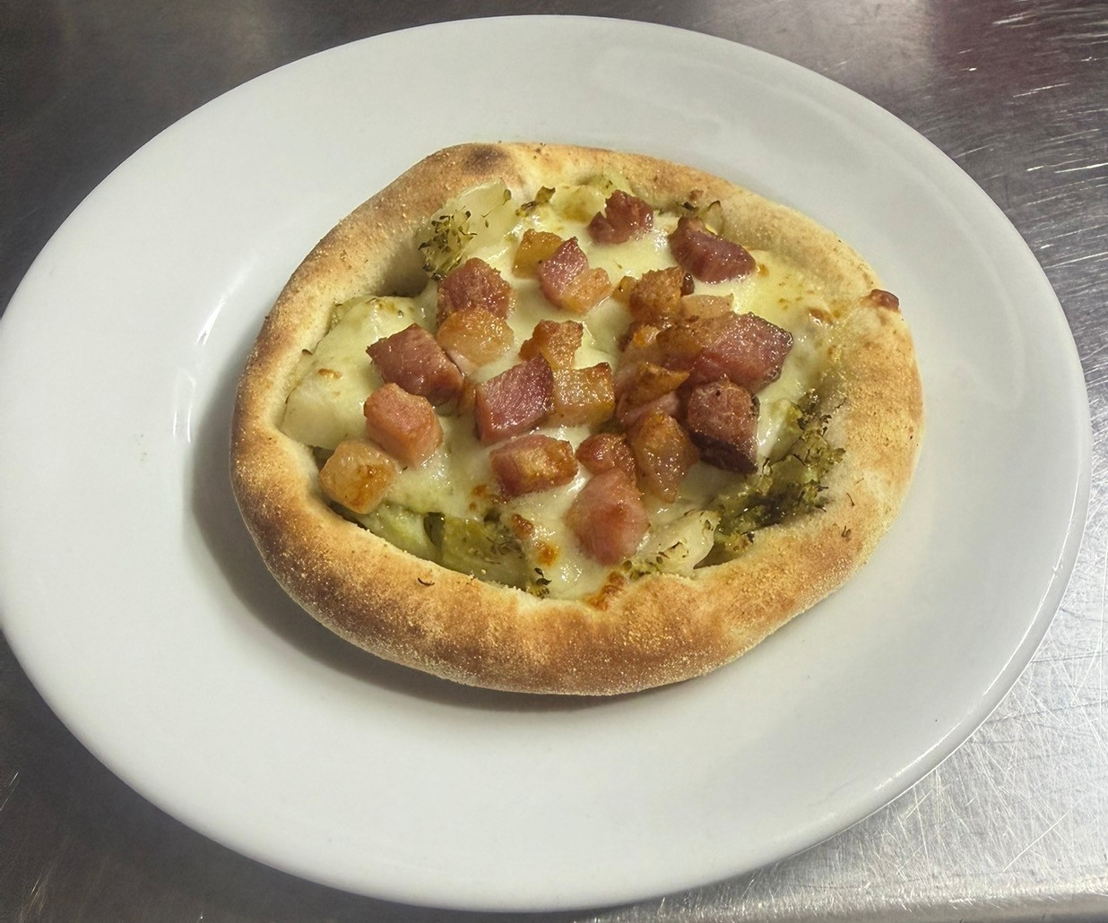 ESFIHA BROCOLIS C/REQUEIJAO CREMOSO E BACON