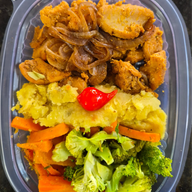 FRANGO EM CUBOS ACEBOLADO LOWCARB 220 GRAMAS Congelado.