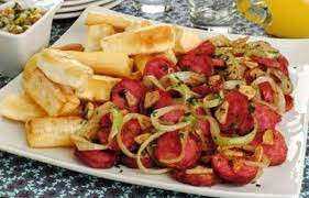 LINGUIÇA SUÍNA ACEBOLADA C/ AIPIM