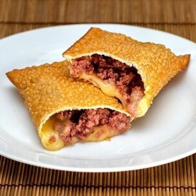 Pastel de calabresa e queijo