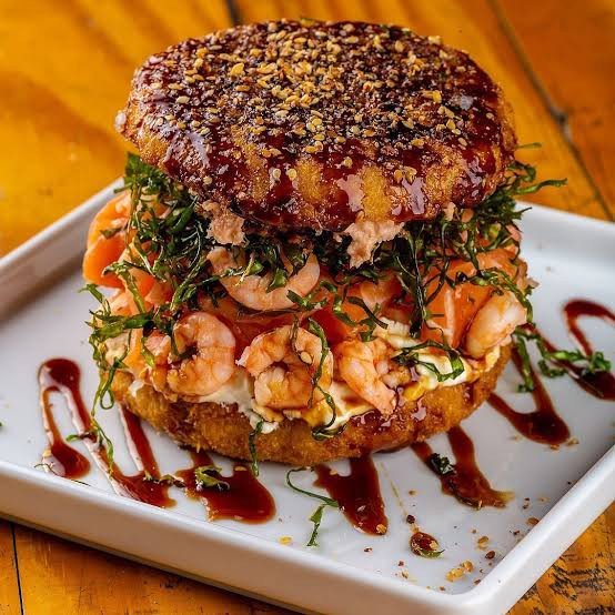 SUSHI BURQUER CAMARAO E SALMAO