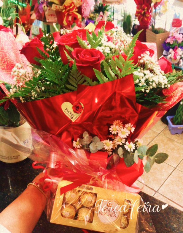 Buquê 12 Rosas Nacionais + Ferrero Rocher 8 Bombons