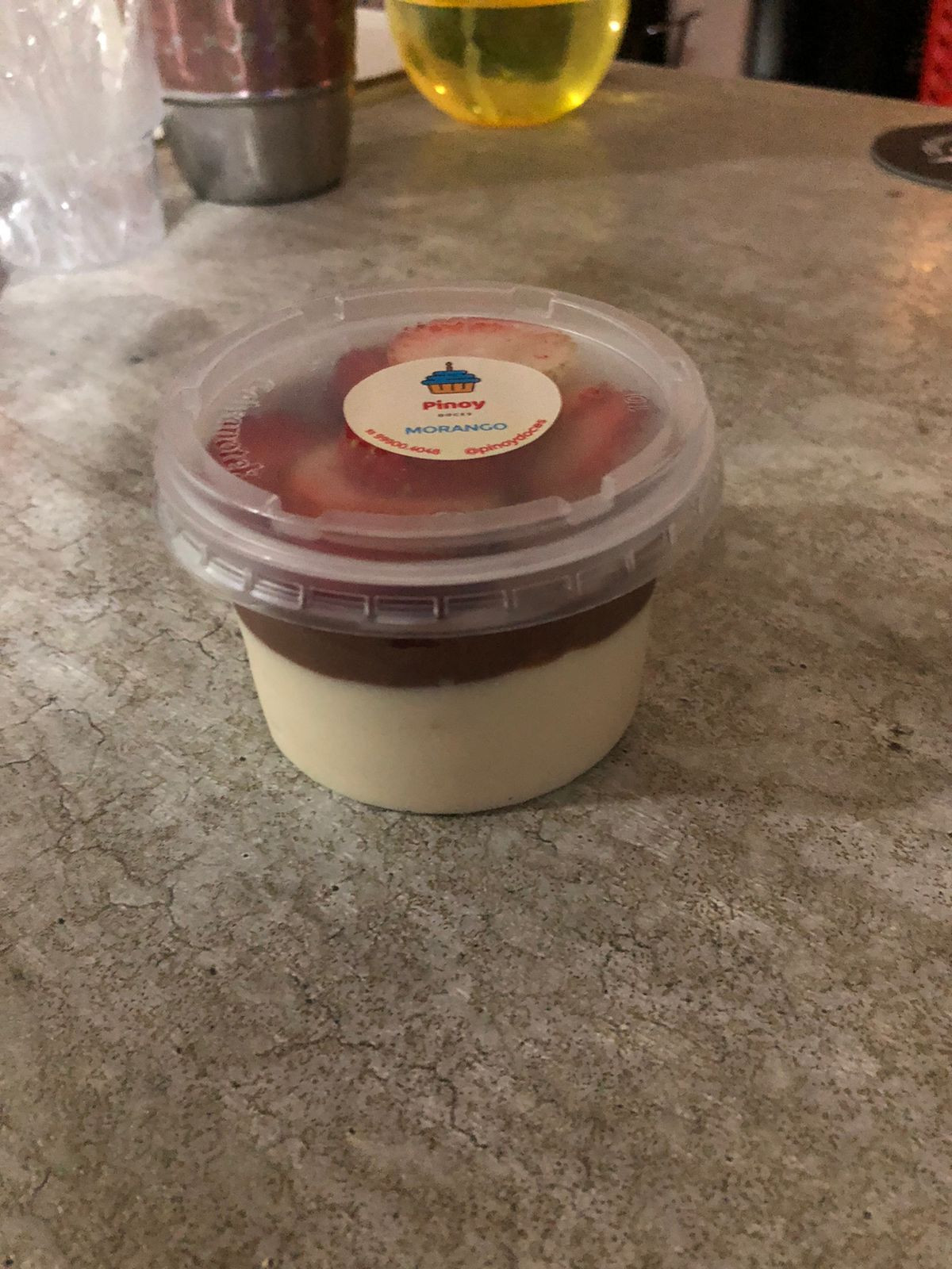 POTE DE CHOCOLATE COM MORANGOS 