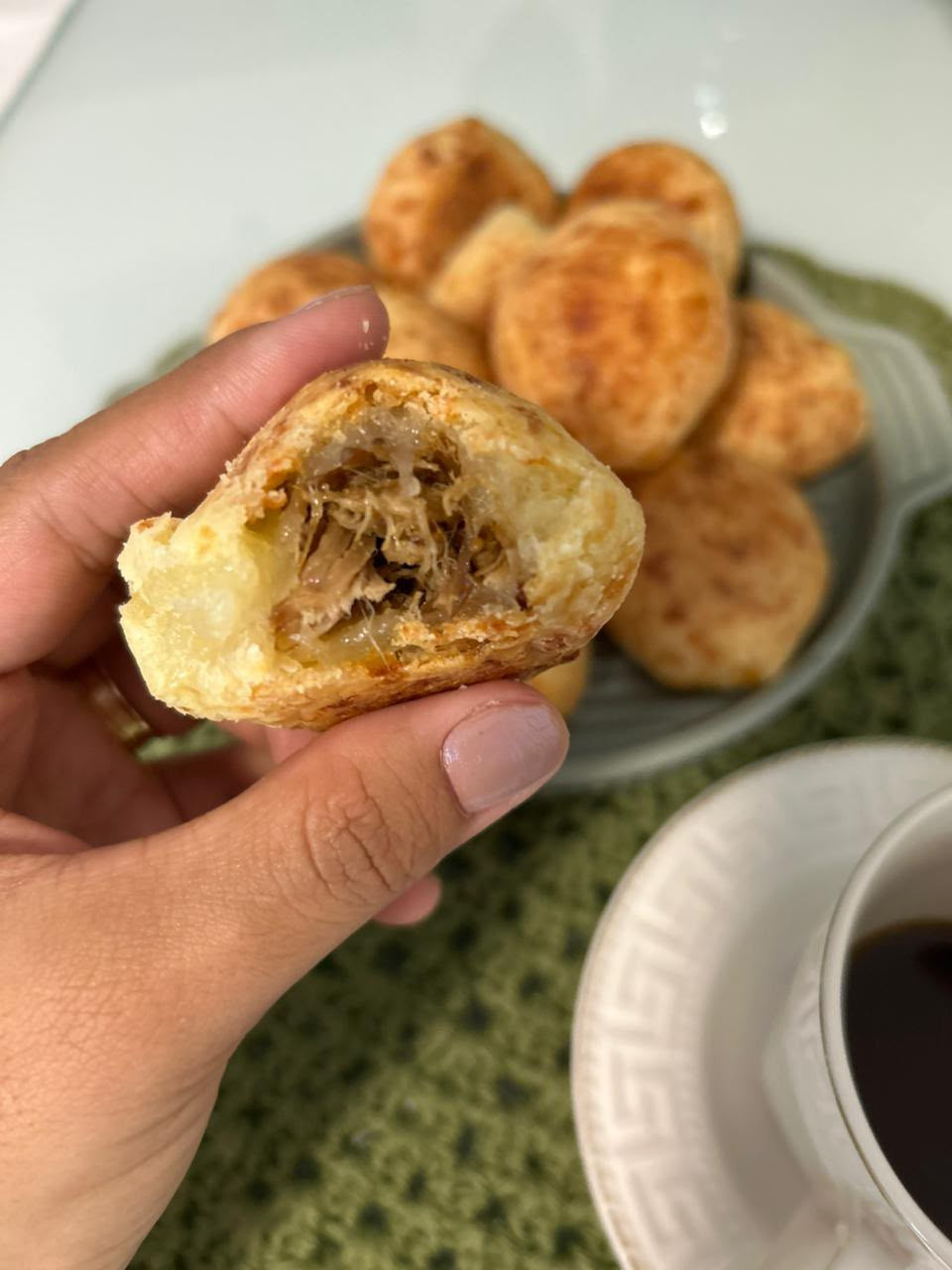 Pao de Queijo Recheado com Carne de Panela Desfiada - 500g