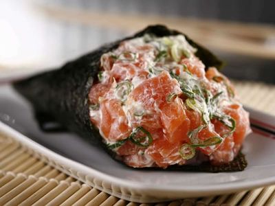 Temaki de Salmão Cru com Cream Cheese e cebolinha