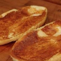 Pão assado com requeijão