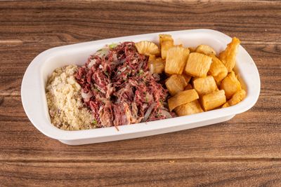 CARNE SECA COM AIPIM E FAROFA