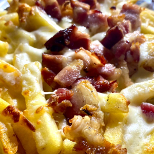BATATA FRITA COM MUSSARELA E BACON (MEIA PORÇÃO)