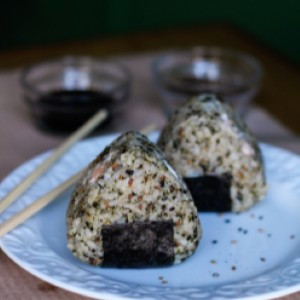 ONIGIRI SALMÃO (2 UND)