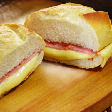 Pão c/ Queijo e Mortadela 
