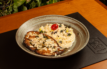 RISOTO DE ALHO PORO COM TILAPIA GRELHADA