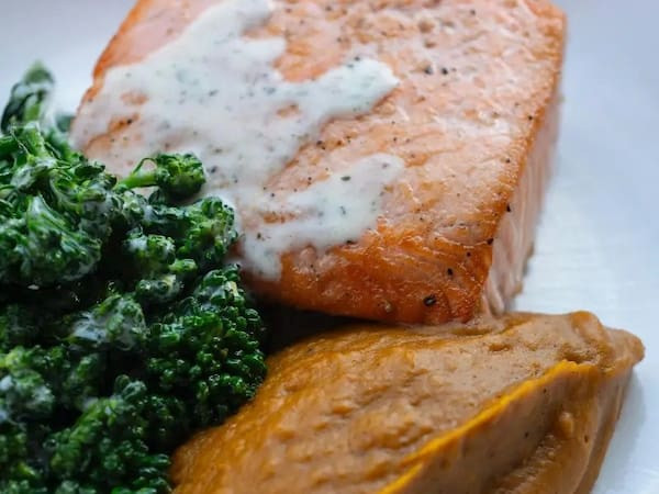 Salmão grelhado e brócolis tostado