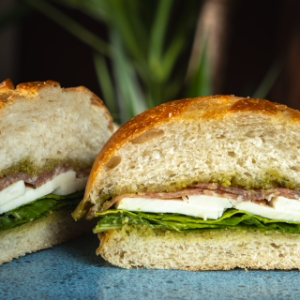 PAO DE AZEITE, SALAME HAMBURGUES, QUEIJO FRESCO, PESTO MANJERICAO,