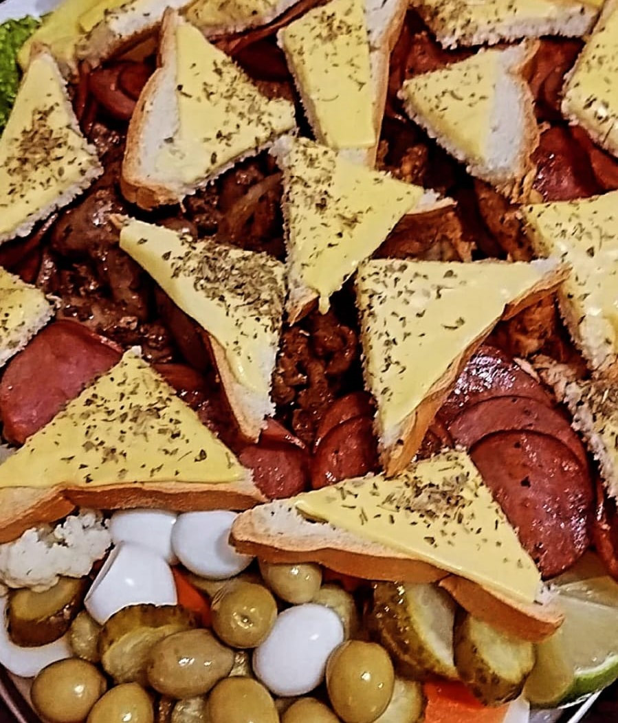 Calabresa com Salada e Torradas