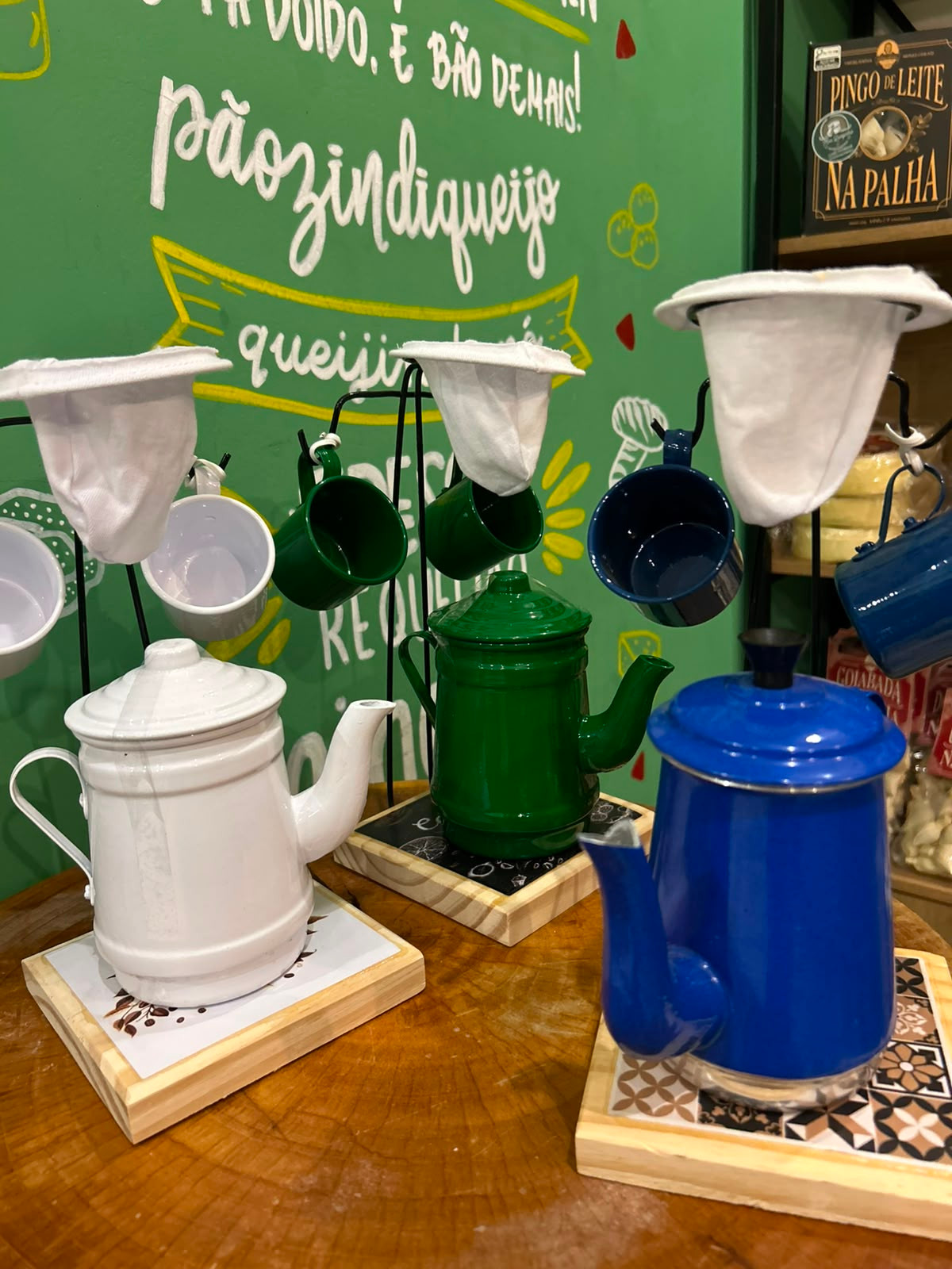 Kit Cafe Mineiro com Bule Canecas e Coador