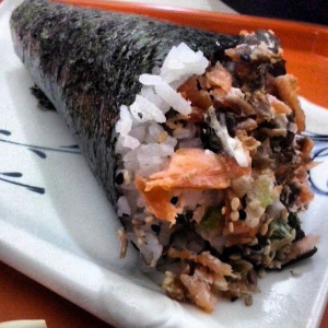 TEMAKI MISTO (SALMÃO, CAMARÃO, QUEIJO)