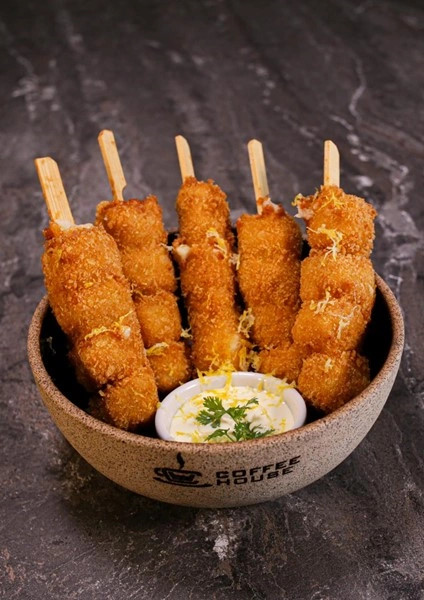 ESPETINHO DE PEIXE COM PROVOLONE