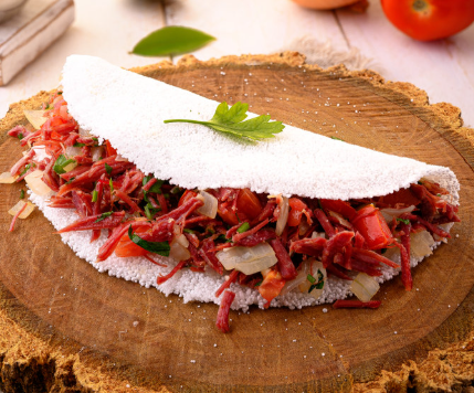 Tapioca de Carne Desfiada Acebolada