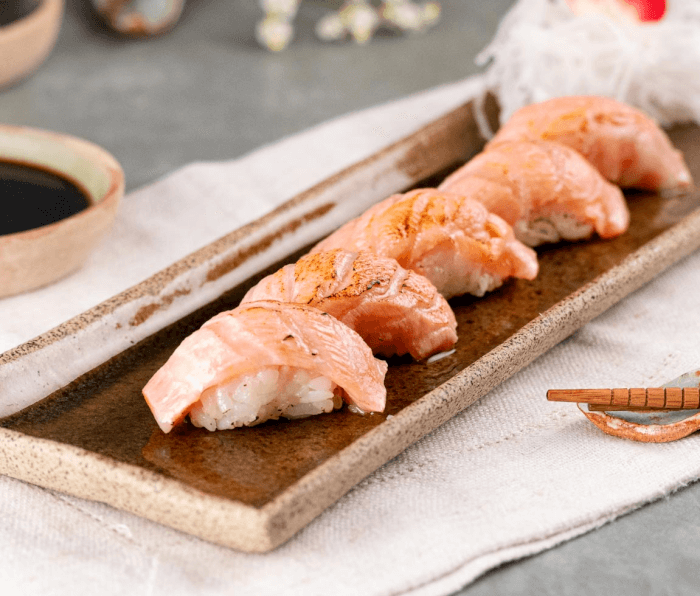 Nigiris Salmão Maçaricado (4 Peças)