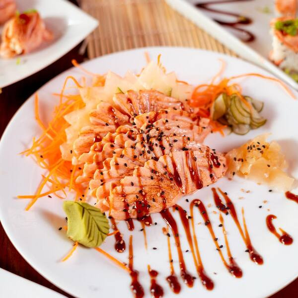 Sashimi salmão maçaricado com gergelim