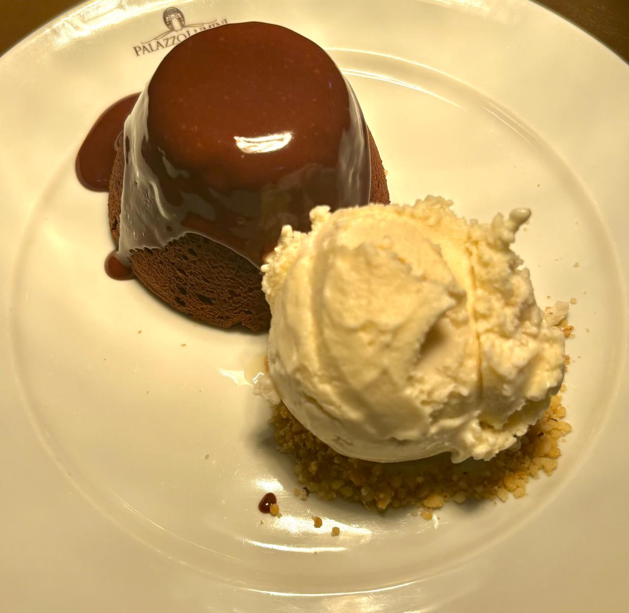 Petit gateau de chocolate com sorvete de baunilha bourbon