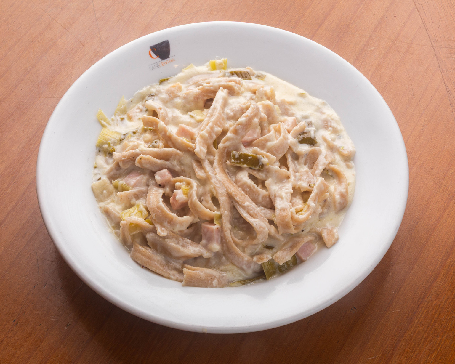 Tagliatelle integral com Ricota, alho poró e Peito de Peru