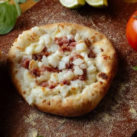 Esfiha de Muçarela, Tomate e Bacon