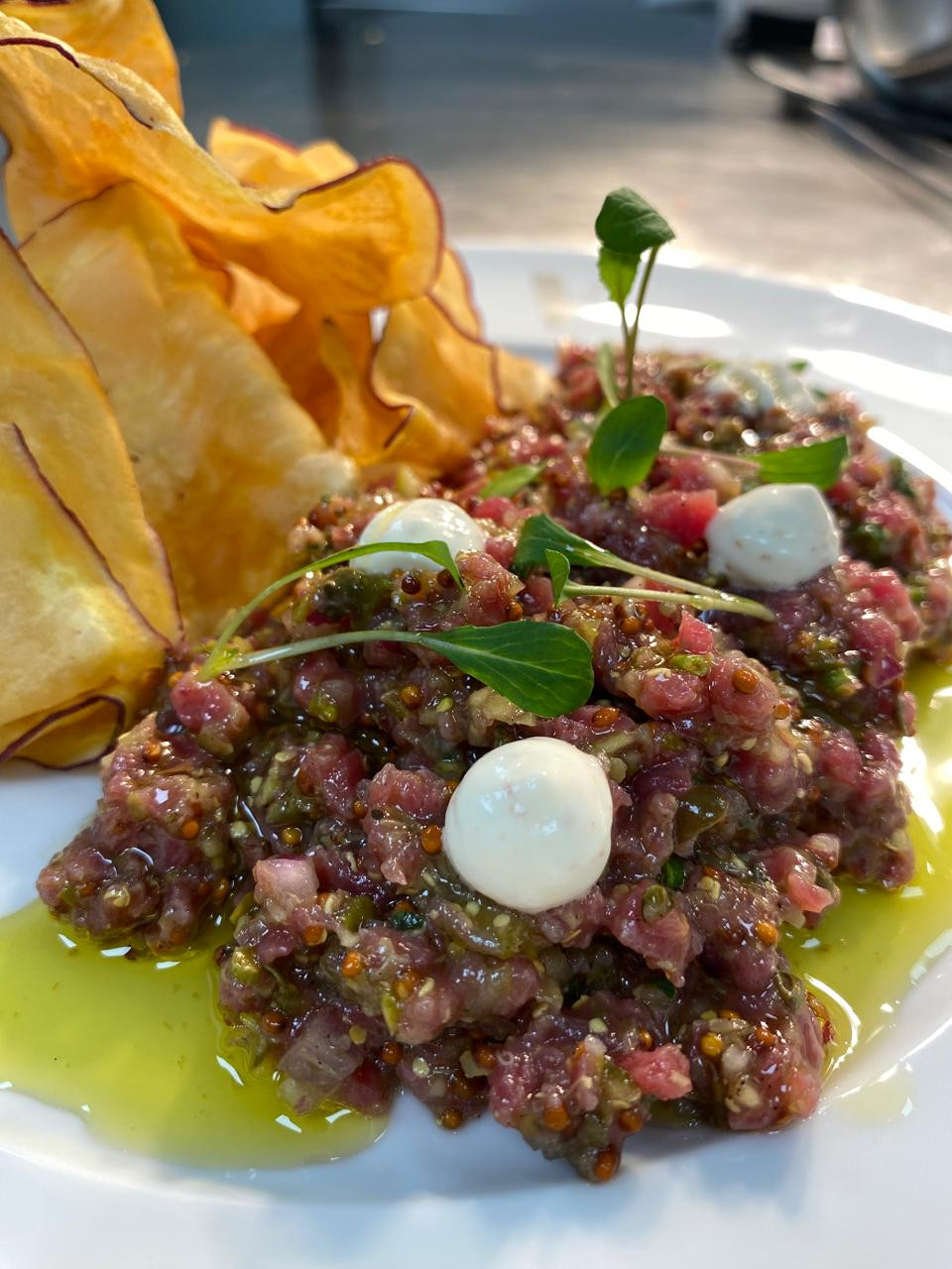 Steak tartar com maionese artesanal de dijon e chips de batata doce
