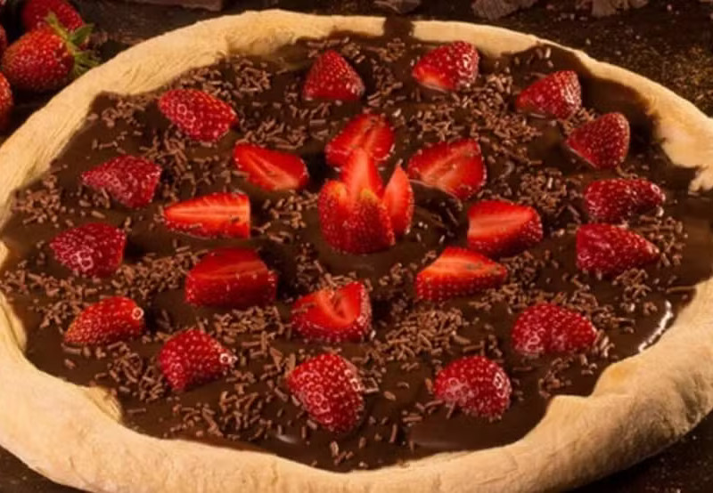 PIZZA CHOCOLATE PRETO COM MORANGO P