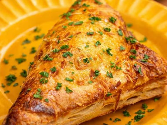 Pastel folhado de frango 