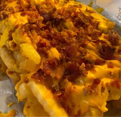 Batata Frita com Cheddar e Bacon 