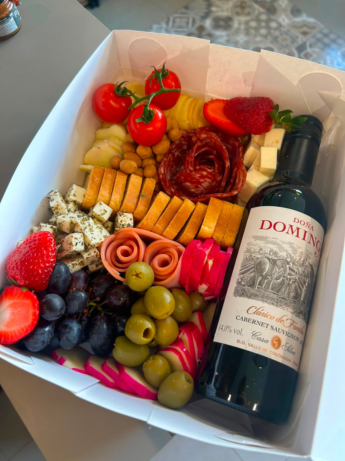 Box de Frios P com Vinho - Aprox. 800g+ vinho.