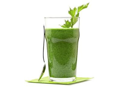Suco Verde :  Couve, maçã, limão, pepino, mel e água de coco