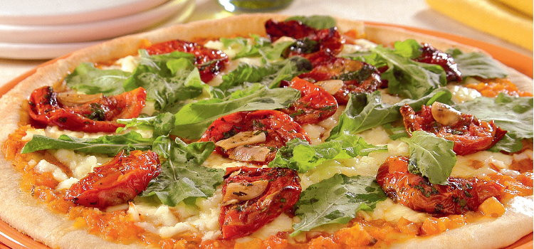 PIZZA DE TOMATE SECO COM RÚCULA