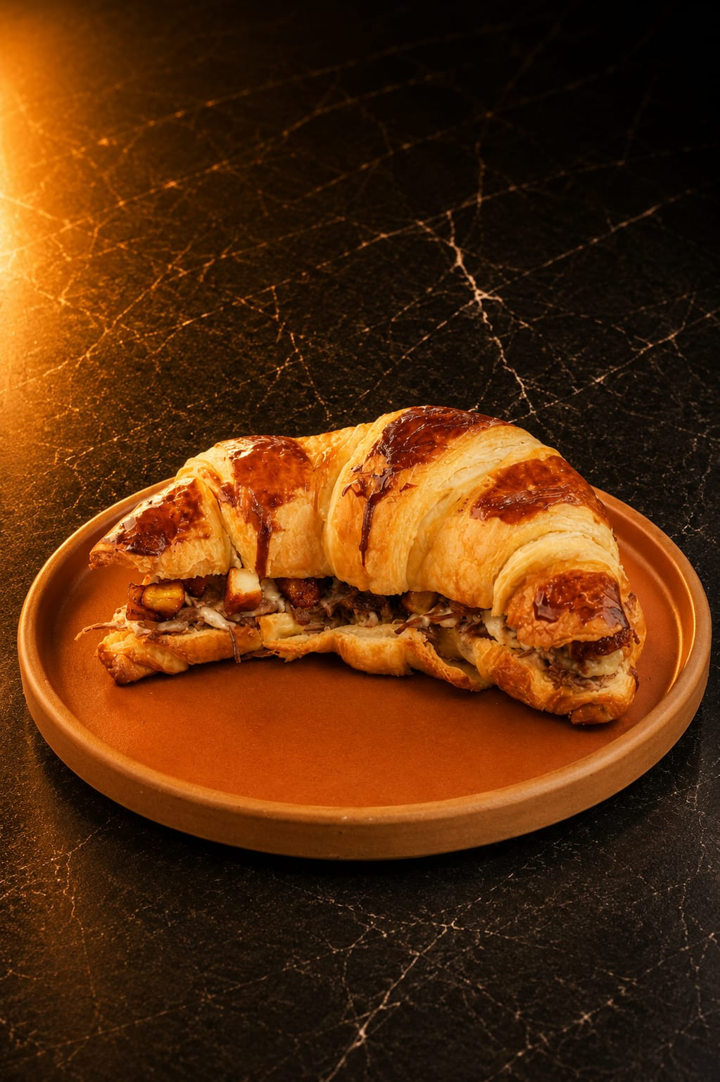 SANDUICHE CROISSANT COM CARNE SECA & COALHO
