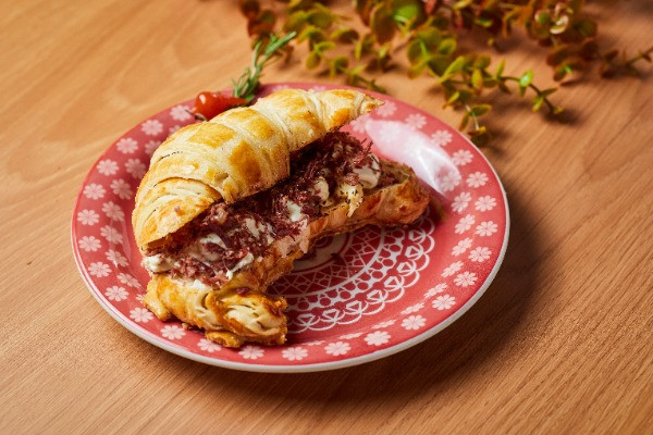 SANDUICHE DE CHARQUE DESFIADA COM QUEIJO E CEBOLA CARAMELIZADA