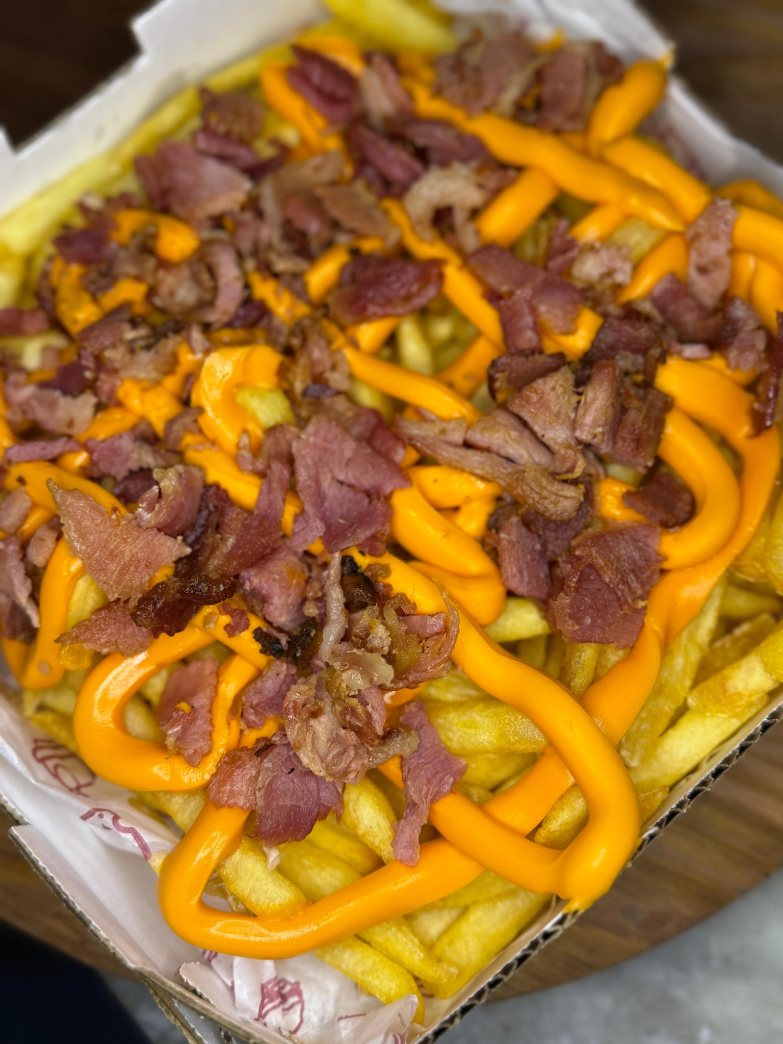 BATATA FRITA C/ CHEDDAR E BACON
