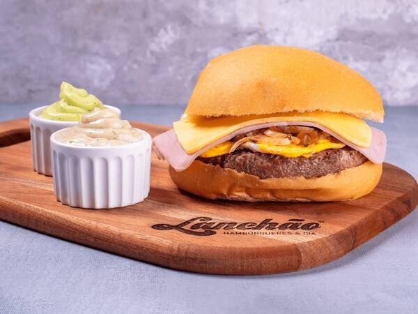 08 - Hamburguer c/ Queijo, Presunto, Ovo e Cebola