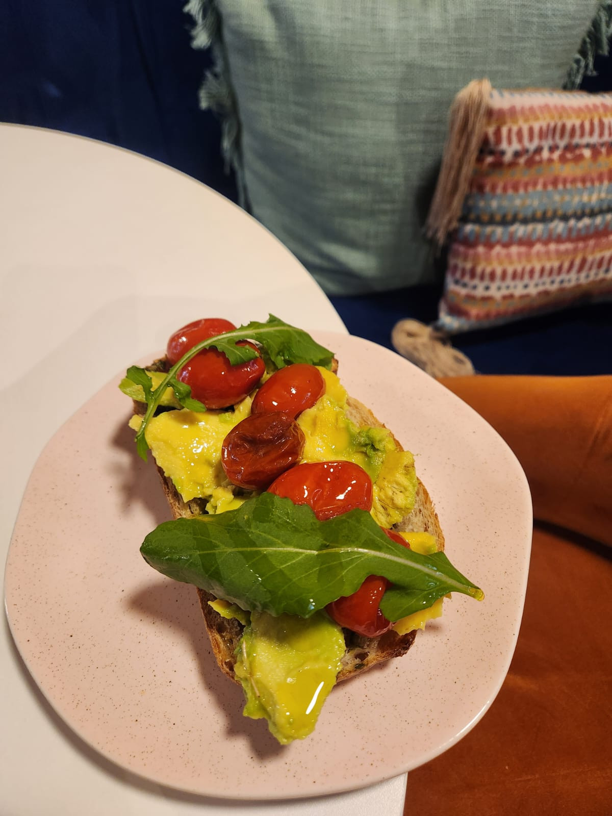 TOAST VEGANO TOMATE E AVOCADO