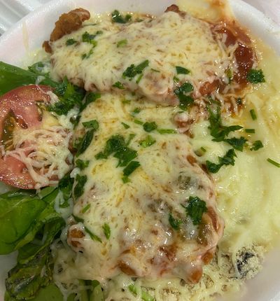 FILÉ DE FRANGO A PARMEGIANA 