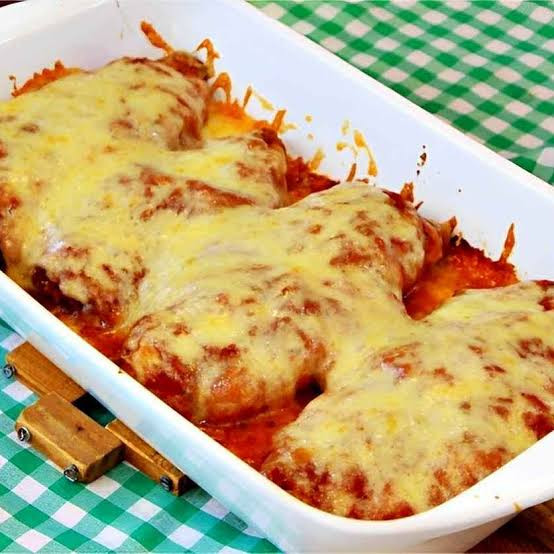 FILE DE FRANGO PARMEGIANA