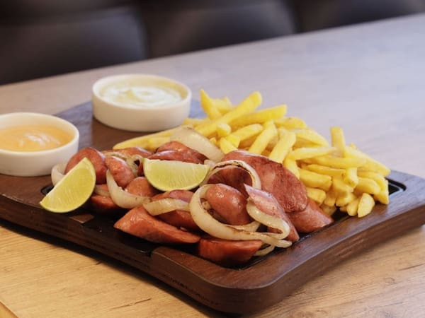 Porção Mista com Calabresa Acebolada