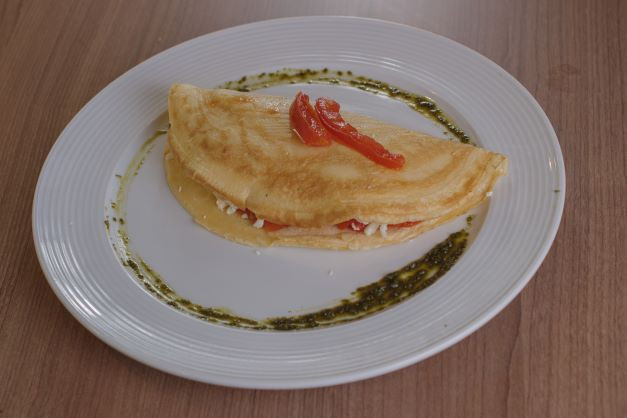 CREPIOCA QUEIJO COALHO E MOLHO PESTO