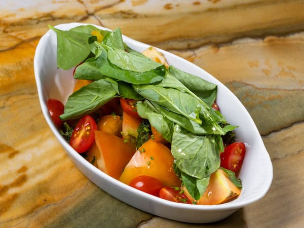 Salada de tomate, rúcula e parmesão