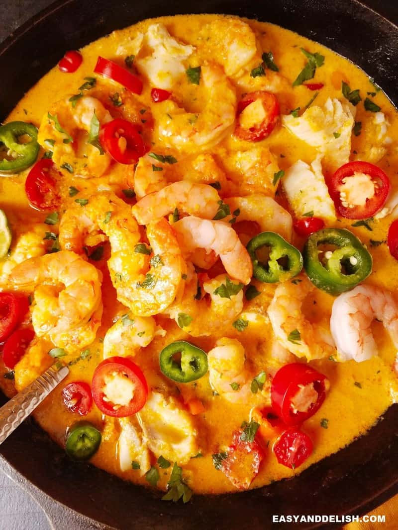 MOQUECA MISTA (PEIXE, CAMARAO, ARROZ, PIRAO E SALADA)