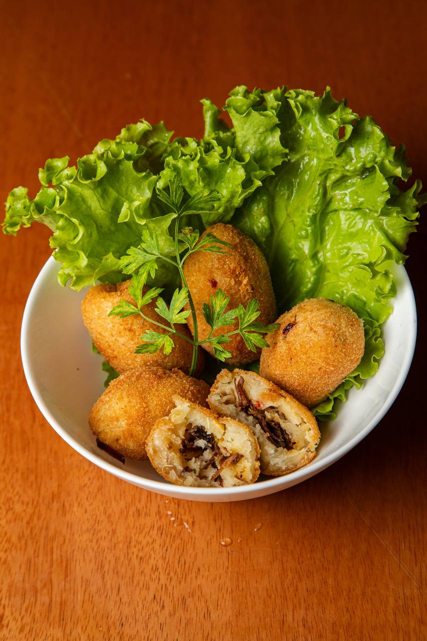 Bolinho de Mandioca  c / Carne  5 un.