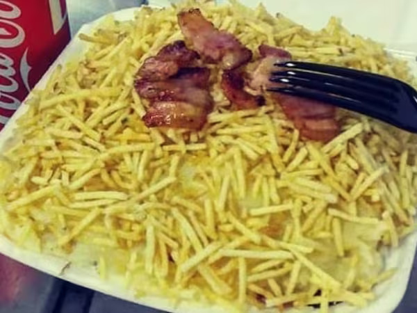 Hot dog de frango no prato.
